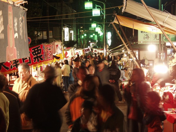 参道にはだるまや熊手、神棚など正月を迎えるための縁起物を扱う露店が軒を連ねます。境内では福寿草市も催されます。なお、午後5時からは無料拝観となります。